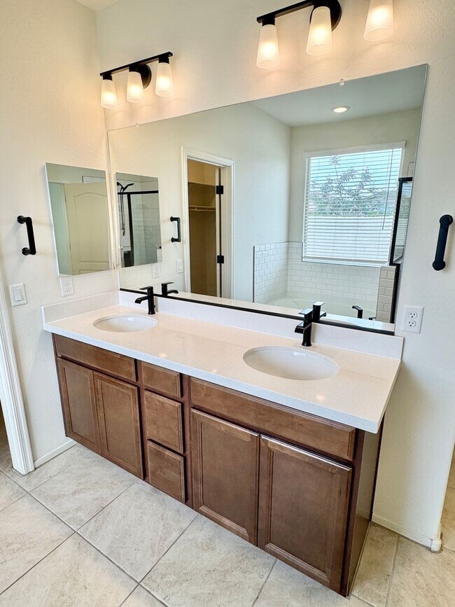 Building Photo - Beautiful 3 Bedroom 2 Bath Single Level Newer Built Home In Litchfield Park! Has Solar!