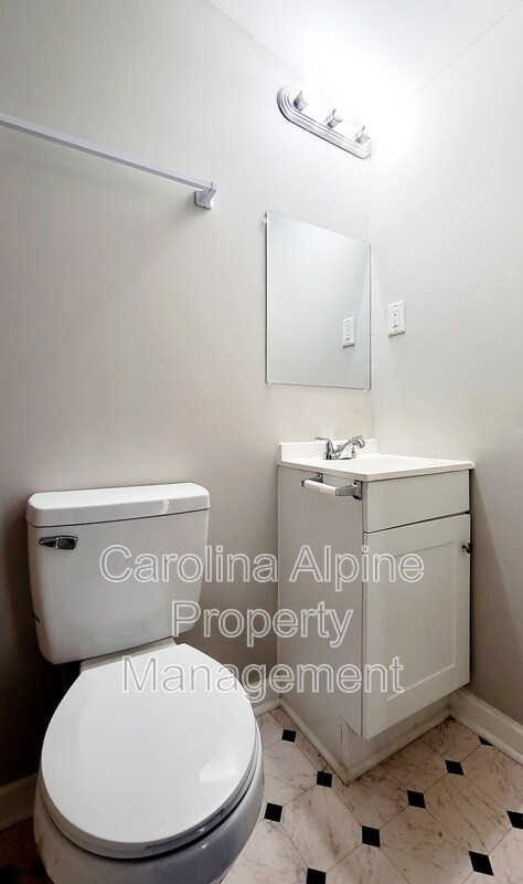 Building Photo - 2037 Pine Dr