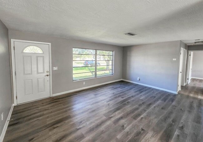 Building Photo - 995 Barclay Dr