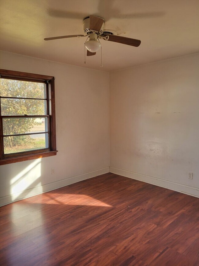 Building Photo - 205 Kelly Dr