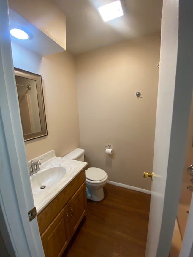 Building Photo - 1002 Glenn Dr