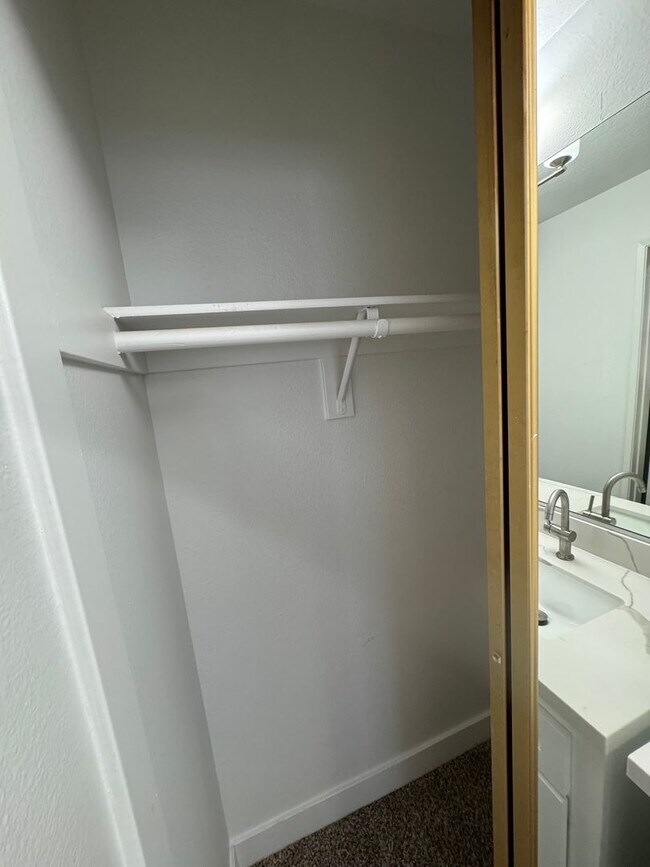 Building Photo - Condo with Amazing Lake View!