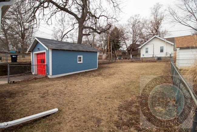 Building Photo - Cozy renovated 2 bedroom 1 bath in the hea...