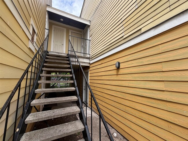 Building Photo - 8405 Wilcrest Dr