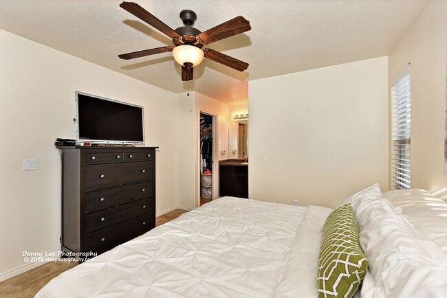 Building Photo - 2605 E Hilltop Ledge Dr