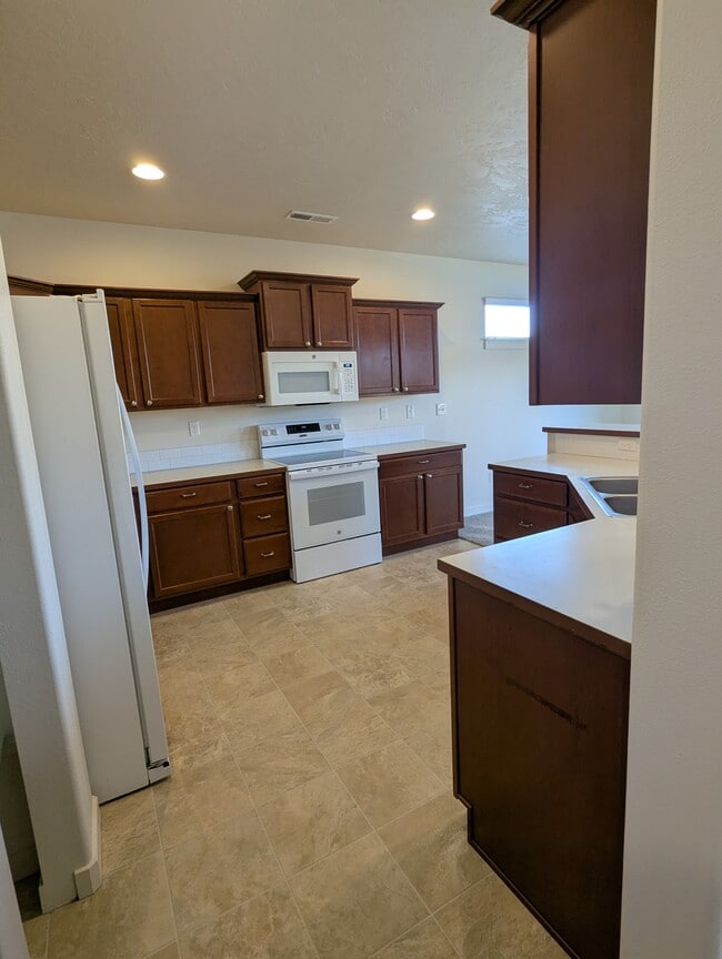 Building Photo - 3667 SW Pumice Stone Ave