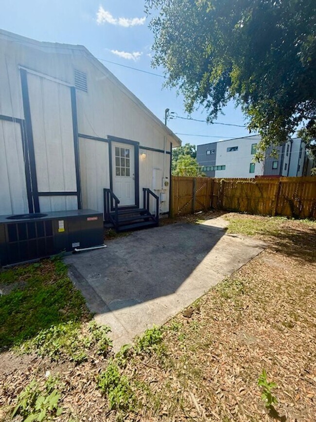 Building Photo - 2215 Vine St
