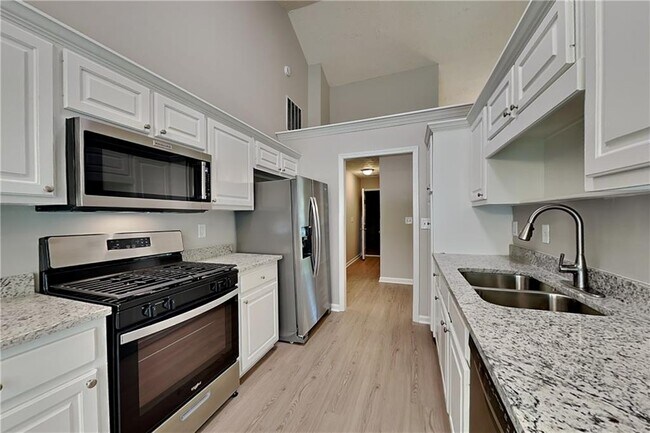 Building Photo - 638 Castlebrooke Way SE