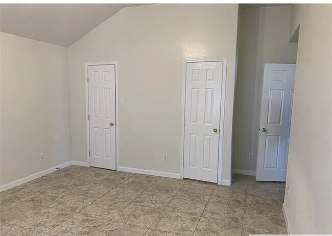 Building Photo - MOVE IN SPECIAL - 1/2 OFF FIRST MONTHS RENT!
