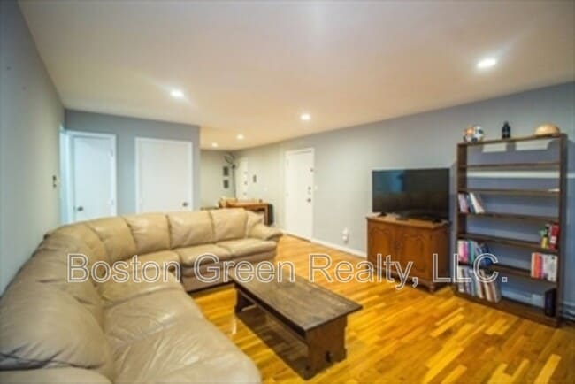 Building Photo - 50 Seymour St