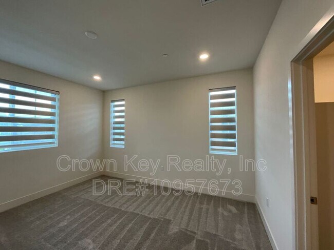Building Photo - 7236 Diamond Ave