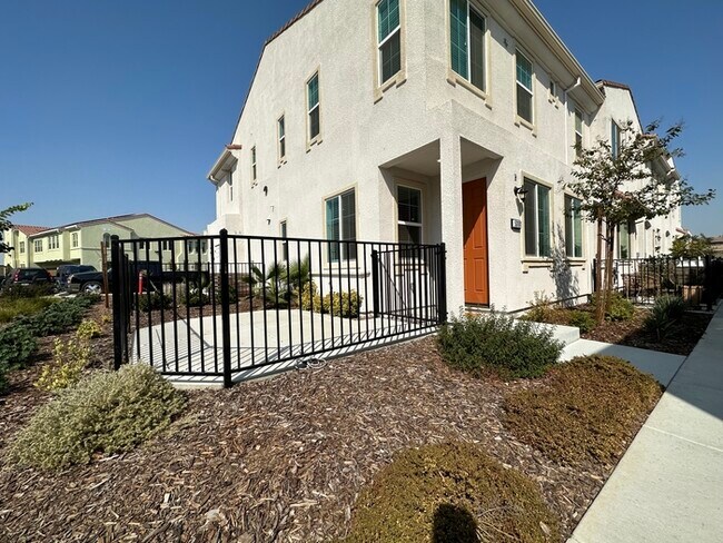 Building Photo - Gorgeous 3 Bedroom 2.5 Bathrooms