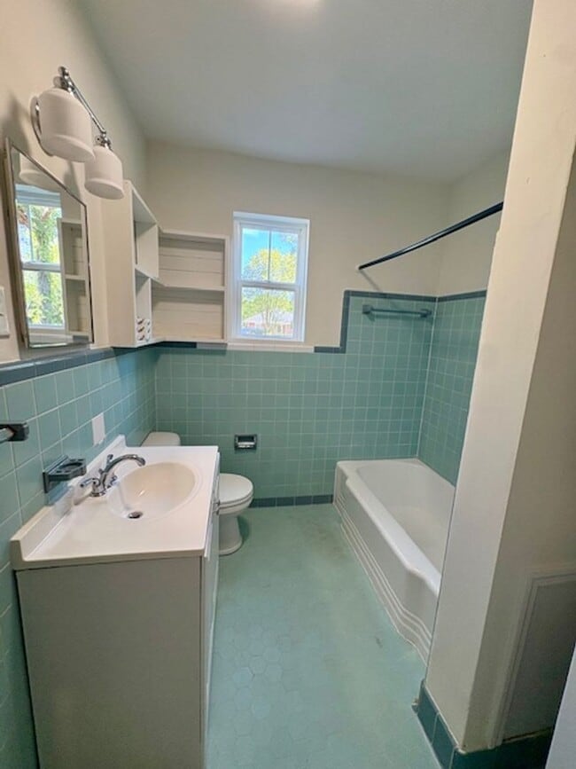 Building Photo - Fully Renovated Three Bedroom Condo 10 mins from MUSC - Off the Greenway!