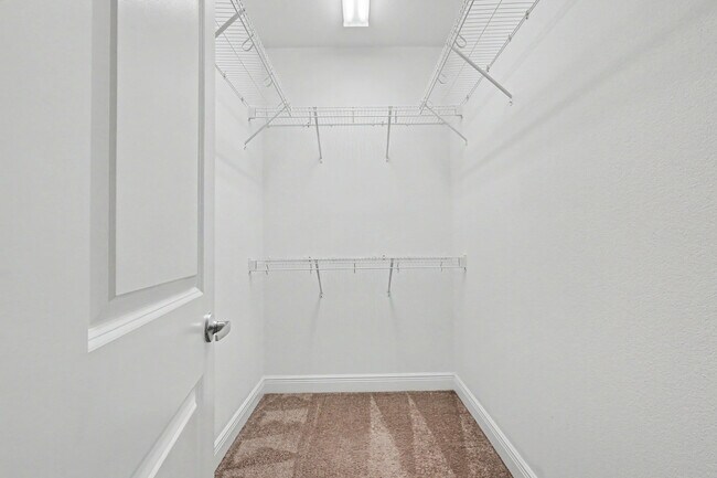 Building Photo - 490 Soundview Ct