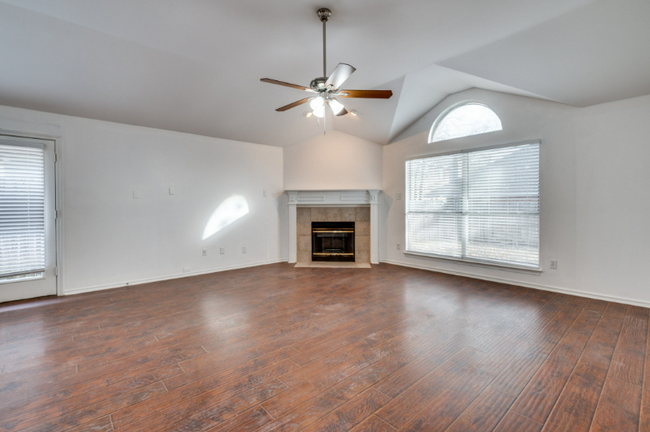 Building Photo - 910 Harwood Ct