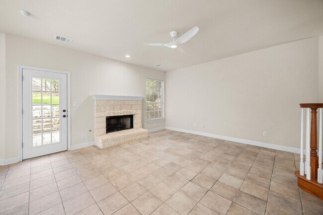 Building Photo - 7 Bed Home for August!