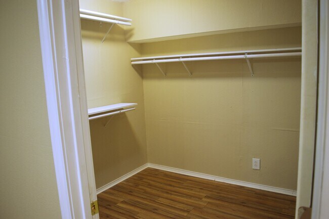 Building Photo - 2623 Irwin Dr