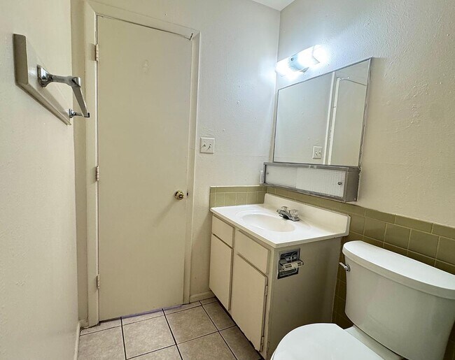 Building Photo - 206 Princeton Dr SE