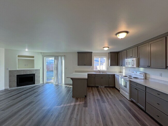 Building Photo - 16241-16243 Curry Ct SE