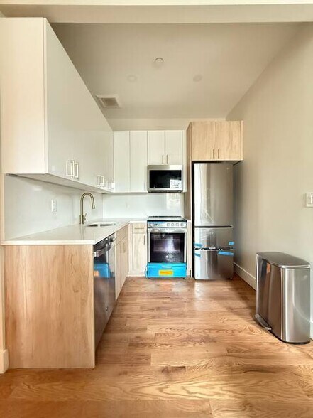Building Photo - Furnished room/NOT APARTMENT