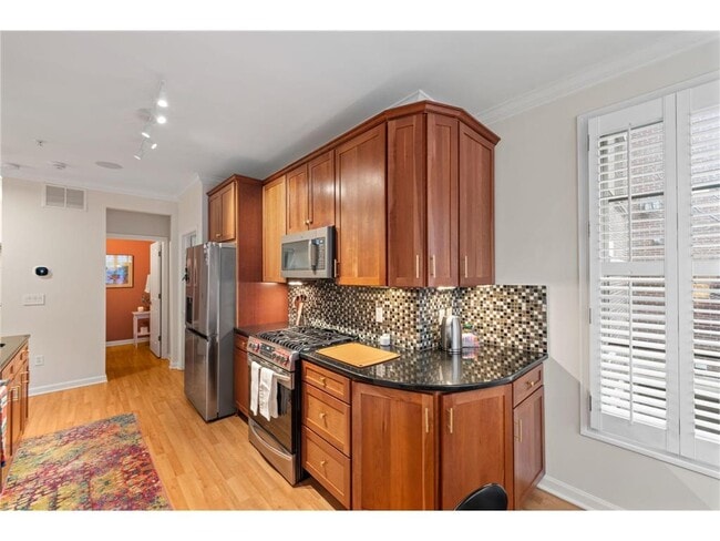 Building Photo - 1008 Portland Ave