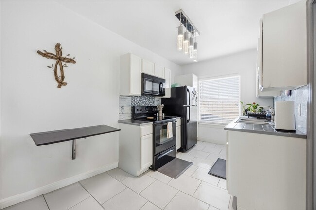 Building Photo - 1546 Lombardy St