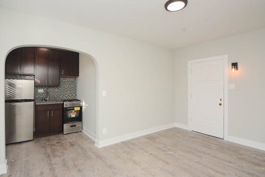 Building Photo - 4549 N Damen Ave