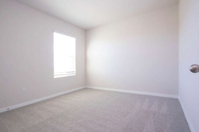 Building Photo - Spacious 5-Bed Retreat with Granite Elegance in Lakewood Ranch