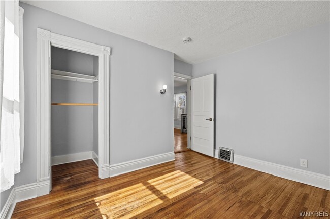 Building Photo - 11 Baynes St