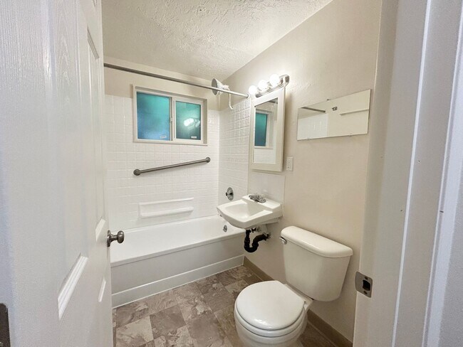 Building Photo - sw165th