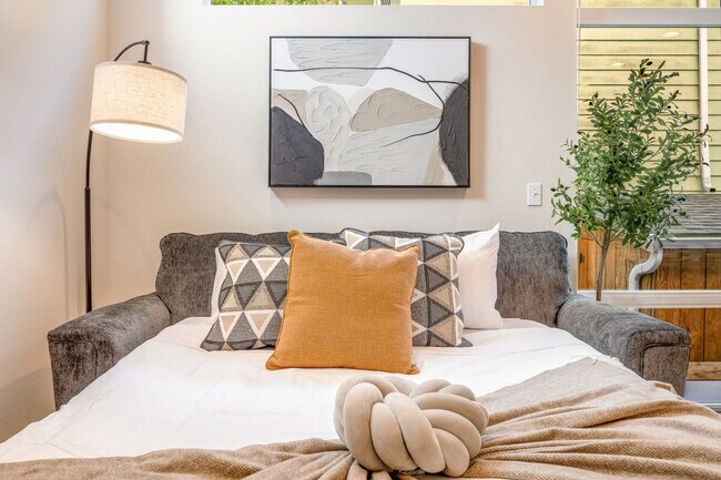 Building Photo - 1600 S Washington St