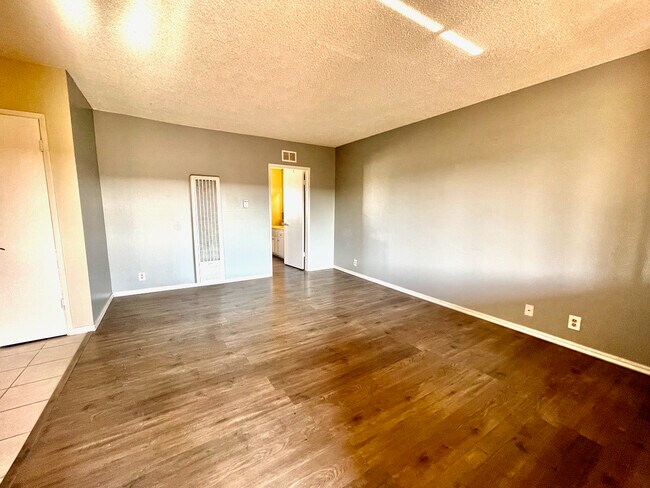 Building Photo - 2501 W Redondo Beach Blvd