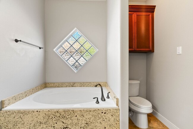 Building Photo - 4 Bedroom 3 Bath on the Island