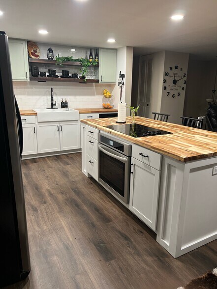 Oven - 4130 Bronze Leaf Ct