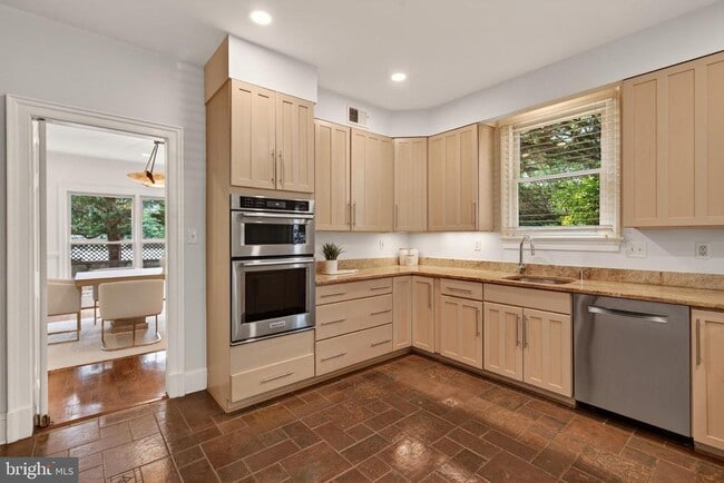 Building Photo - 5430 Chevy Chase Pkwy NW