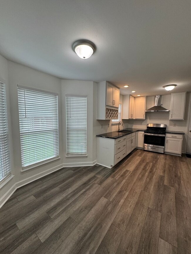 Building Photo - Conveniently Located 3 Bed 2.5 Bath Home i...