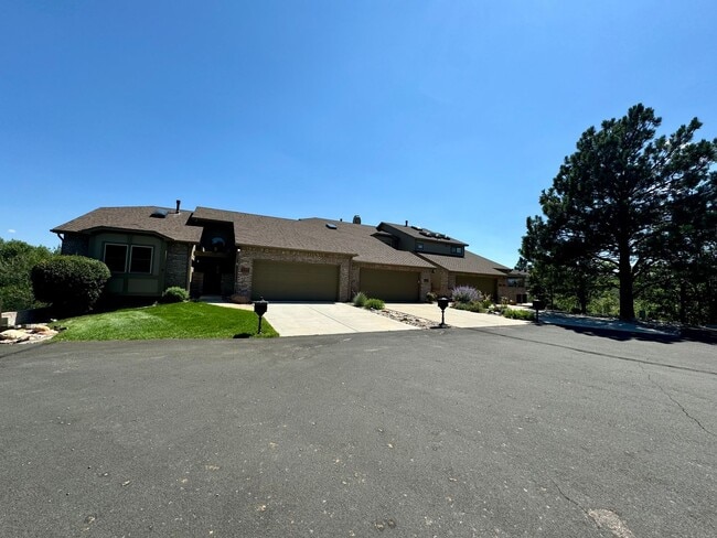 Building Photo - Well Maintained 3 bedroom end unit Townhom...