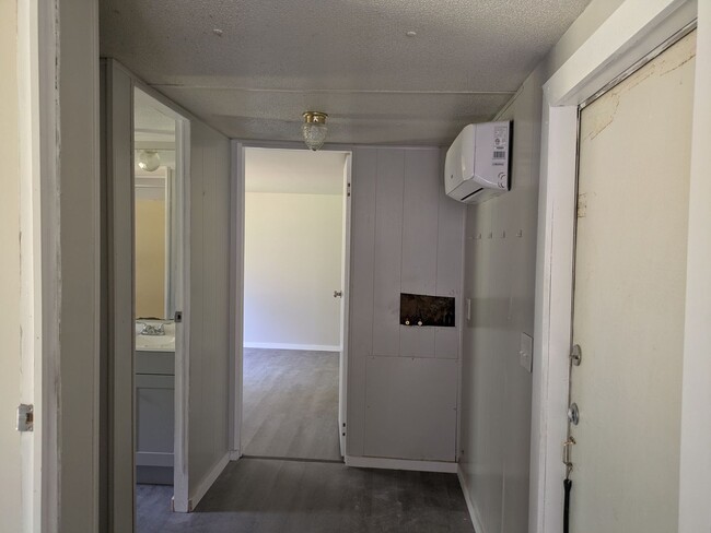 Building Photo - Springs Road Estates Unit#25