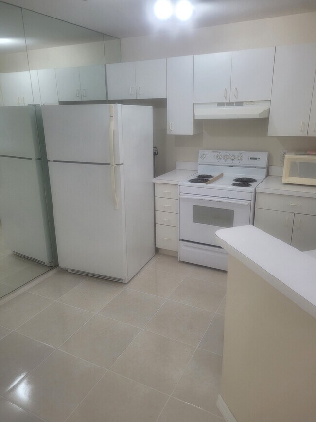 Building Photo - 850 S Tamiami Trl