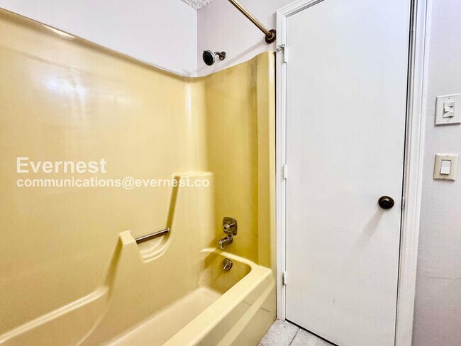 Building Photo - 3 Bed, 2 Bath Home with Garage / Pet-Friendly / Available Now!