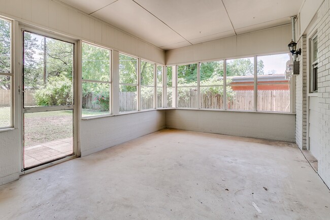 Building Photo - 1430 Westbrooke Terrace