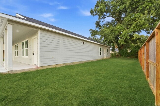 Building Photo - 2521 Maple St