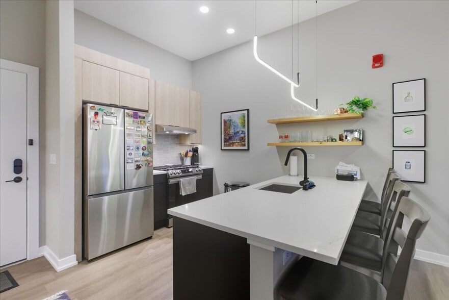 Building Photo - 3217 N Clark St