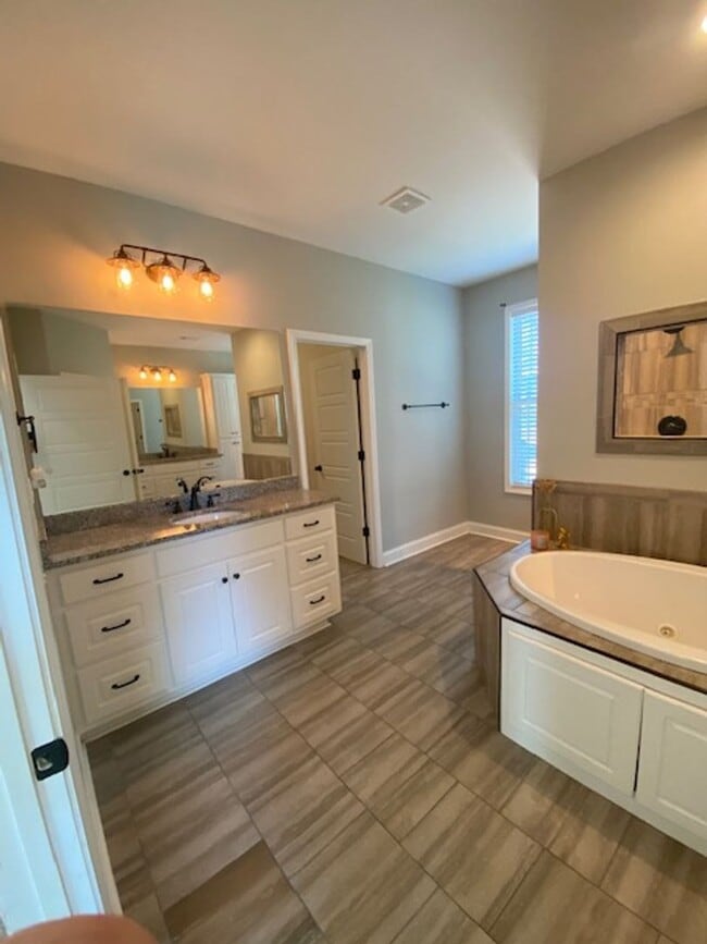 Building Photo - Quiet and Cozy Living in Phenix City