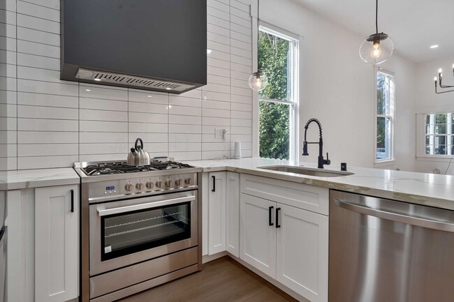Building Photo - Fully Updated 2BR/2BA Victorian with Priva...
