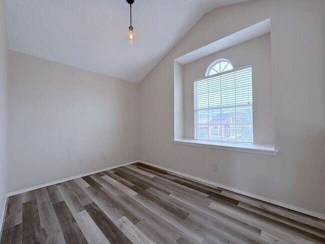Building Photo - East El Paso Split Tri-Level 3 bed/2 bath Refrig A/C with bonus loft!