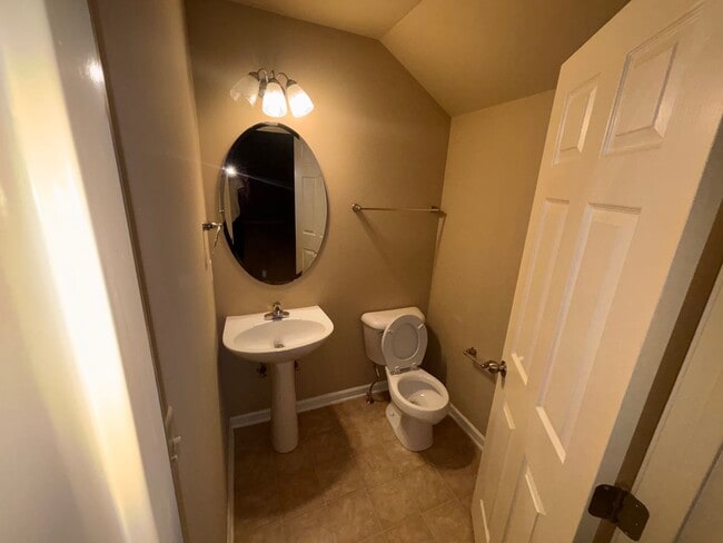 Building Photo - Beautiful 2-Bed, 2.5-Bath Townhouse in Har...