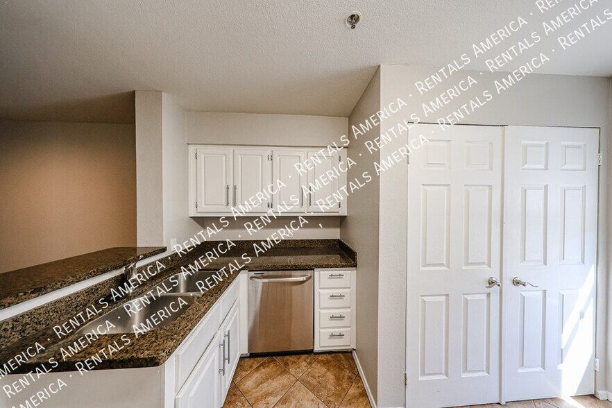 Building Photo - 2025 E Campbell Ave