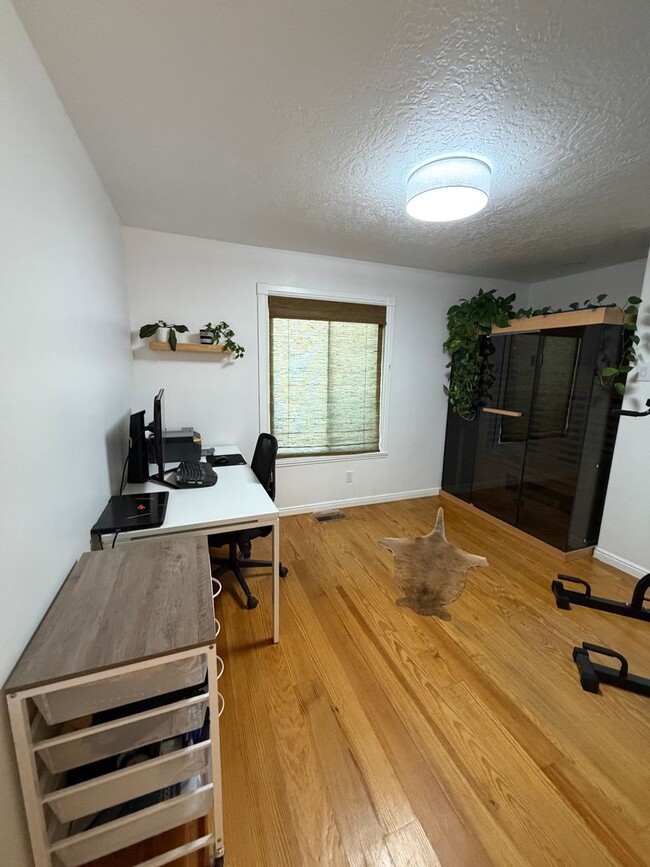 Building Photo - Beautiful 4 bedroom, 3 bathroom Home with a pool!!