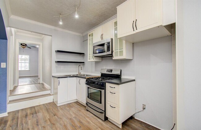 Building Photo - 2111 Summer St